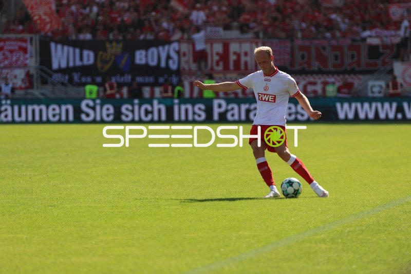 Lucas Brumme (#14; Rot-Weiss Essen) am Ball im Ludwigsparkstadion