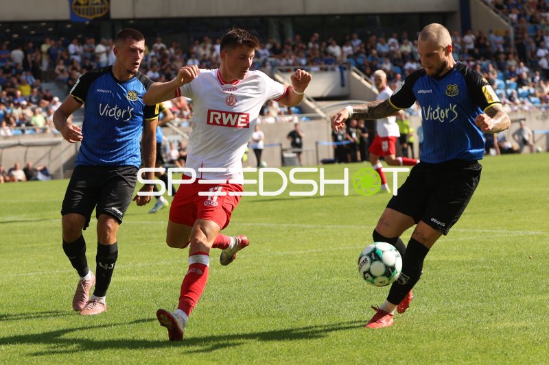 Semir Telalović (#17; Rot-Weiss Essen) im Zweikampf gegen 1.FC Saarbrücken