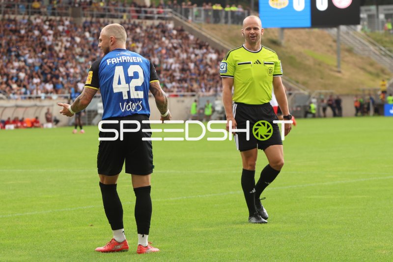 Saarbrücken-Spieler (#42) im Gespräch mit dem Schiedsrichter