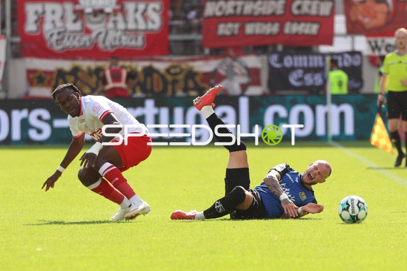 Franci Bouebari (#19; Rot-Weiss Essen) im Zweikampf gegen 1. FC Saarbrücken