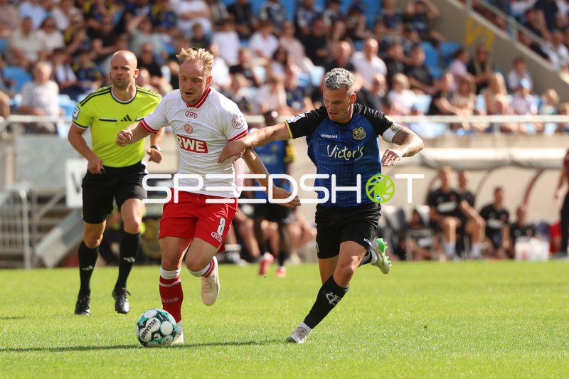 Tony Menzel (#8; Rot-Weiss Essen) im Zweikampf gegen 1. FC Saarbrücken