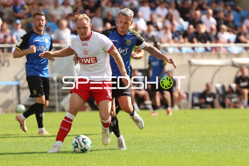 Zweikampf zwischen Rot-Weiss Essen und Florian Pick (#20; 1.FC Saarbrücken)