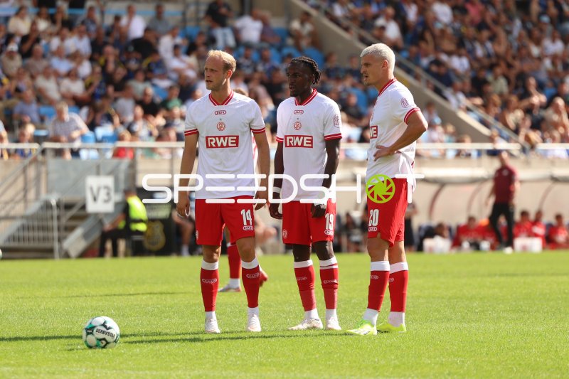 Lucas Brumme (#14; RWE) mit Franci Bouebari und Marek Janssen vor Freistoß