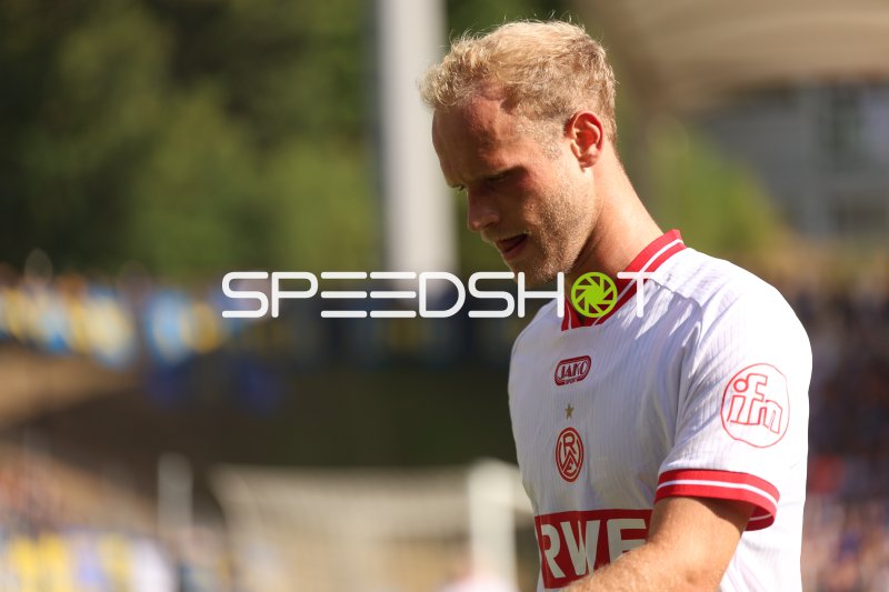 Lucas Brumme (Rot-Weiss Essen) mit gesenktem Blick