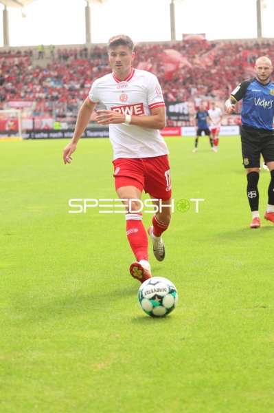 Semir Telalović (#17; Rot-Weiss Essen) am Ball im Ludwigsparkstadion