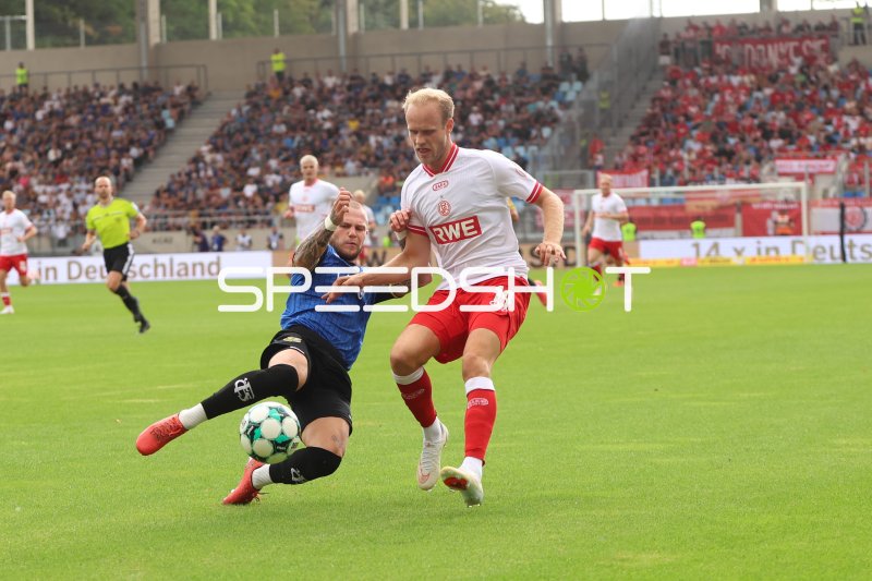 Lucas Brumme (#19; Rot-Weiss Essen) im Zweikampf gegen 1. FC Saarbrücken