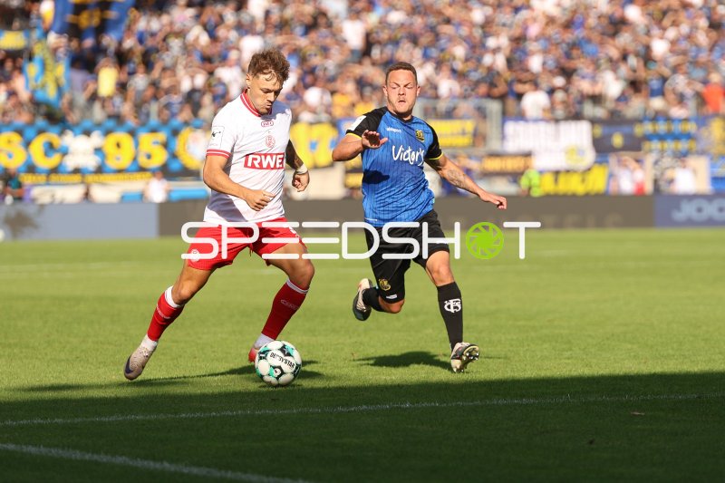Jannik Hofmann (Rot-Weiss Essen) im Zweikampf mit Patrick Sontheimer (#6; 1. FC Saarbrücken)