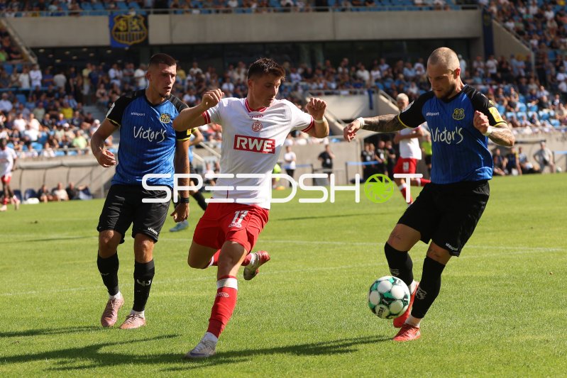 Semir Telalović (#17; Rot-Weiss Essen) im Zweikampf gegen 1.FC Saarbrücken