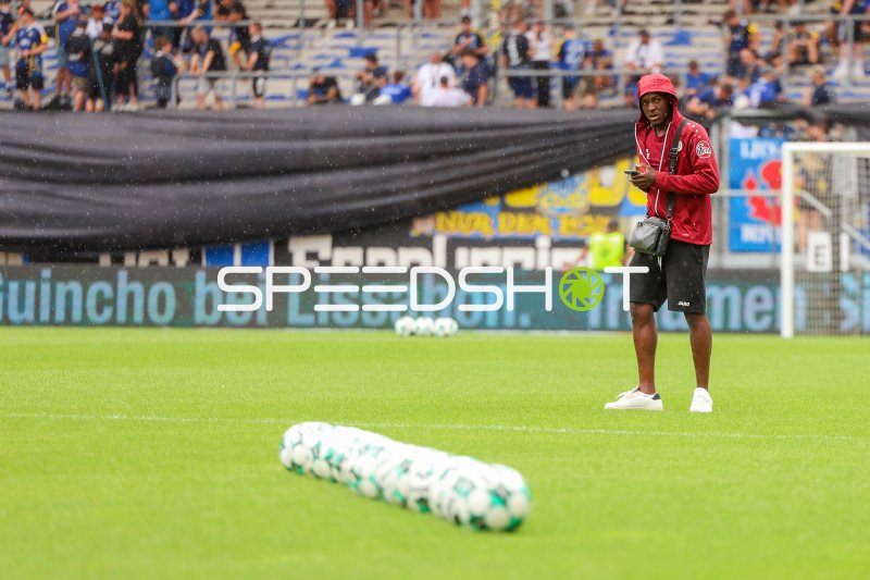 Franci Bouebari (#19; Rot-Weiss Essen) vor dem Spiel im Ludwigsparkstadion
