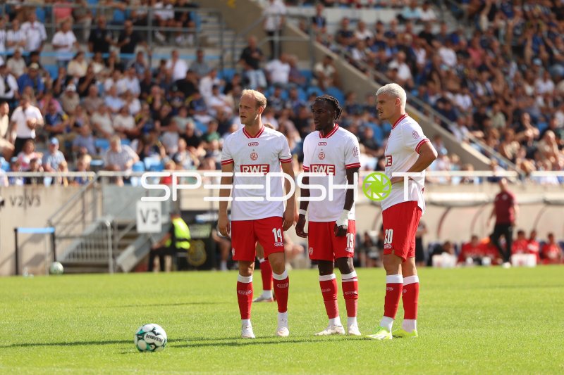 Lucas Brumme (#14), Franci Bouebari (#19) und Marek Janssen (#20; Rot-Weiss Essen) bei Freistoß