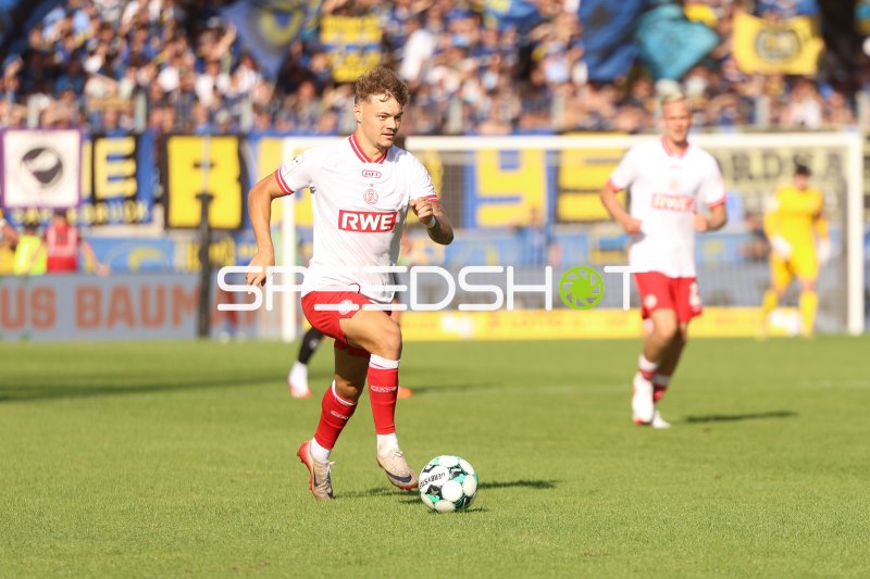Jannik Hofmann (Rot-Weiss Essen) am Ball im Ludwigsparkstadion