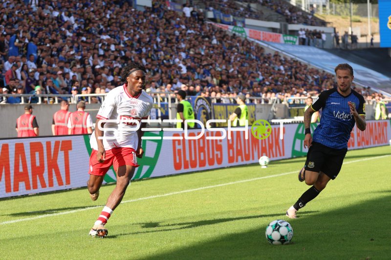 Niko Bretschneider (#28; 1.FC Saarbrücken) im Zweikampf gegen Rot-Weiss Essen