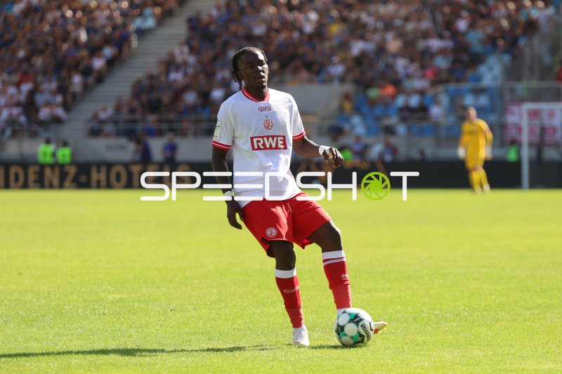 Franci Bouebari (#19; Rot-Weiss Essen) am Ball im Ludwigsparkstadion
