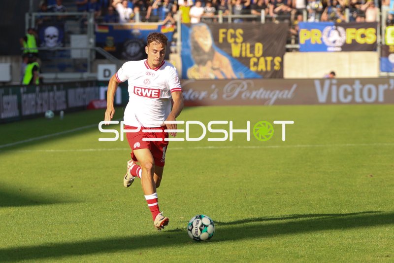 Marvin Obuz (Rot-Weiss Essen) am Ball im Ludwigsparkstadion
