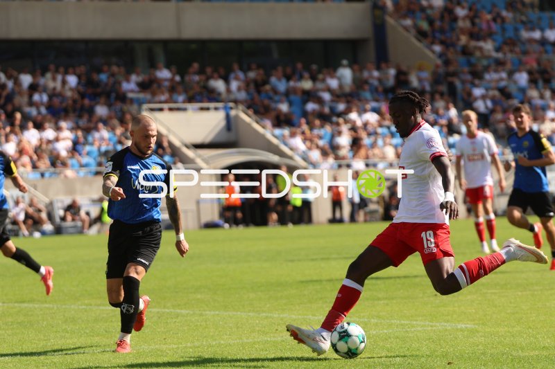 Franci Bouebari (#19; Rot-Weiss Essen) beim Schuss im Ludwigsparkstadion