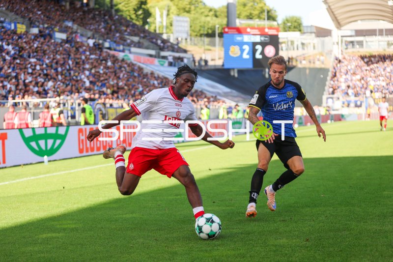Niko Bretschneider (#28; 1.FC Saarbrücken) im Zweikampf gegen Rot-Weiss Essen