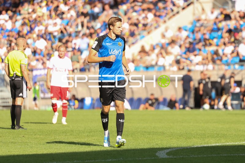 1. FC Saarbrücken-Spieler läuft im Ludwigsparkstadion auf