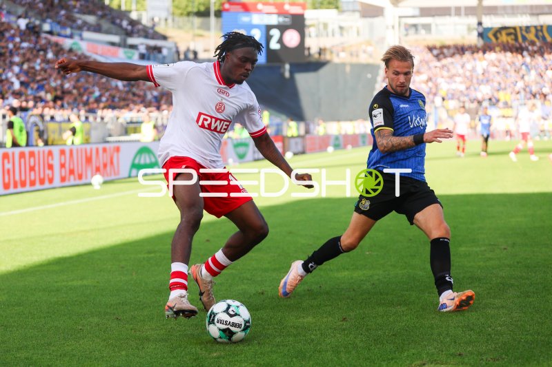 Niko Bretschneider (#28; 1.FC Saarbrücken) im Zweikampf gegen Rot-Weiss Essen