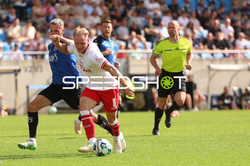 Florian Pick (#20; 1.FC Saarbrücken) im Zweikampf gegen Rot-Weiss Essen