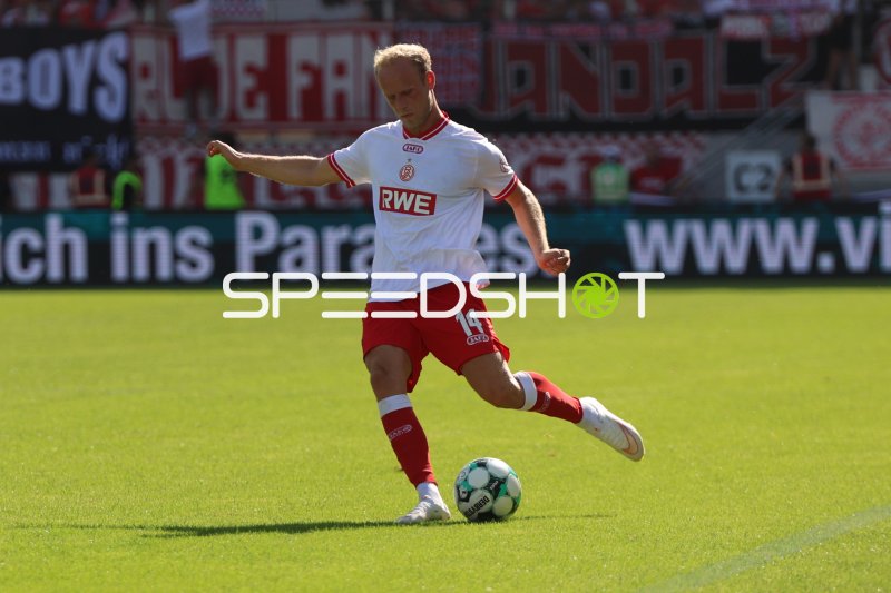Lucas Brumme (#14; Rot-Weiss Essen) beim Schuss im Ludwigsparkstadion