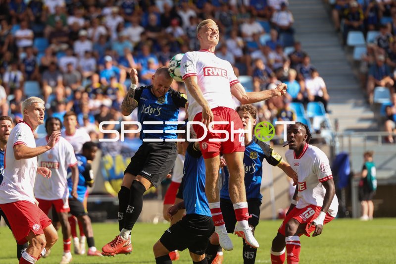 Marek Janssen (#20; Rot-Weiss Essen) gewinnt Kopfballduell gegen 1.FC Saarbrücken