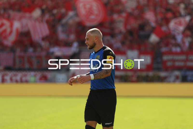 1. FC Saarbrücken-Spieler im Ludwigsparkstadion vor Rot-Weiss Essen-Fans