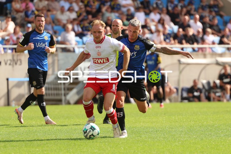 Tony Menzel (Rot-Weiss Essen) im Zweikampf mit Florian Pick (1.FC Saarbrücken)