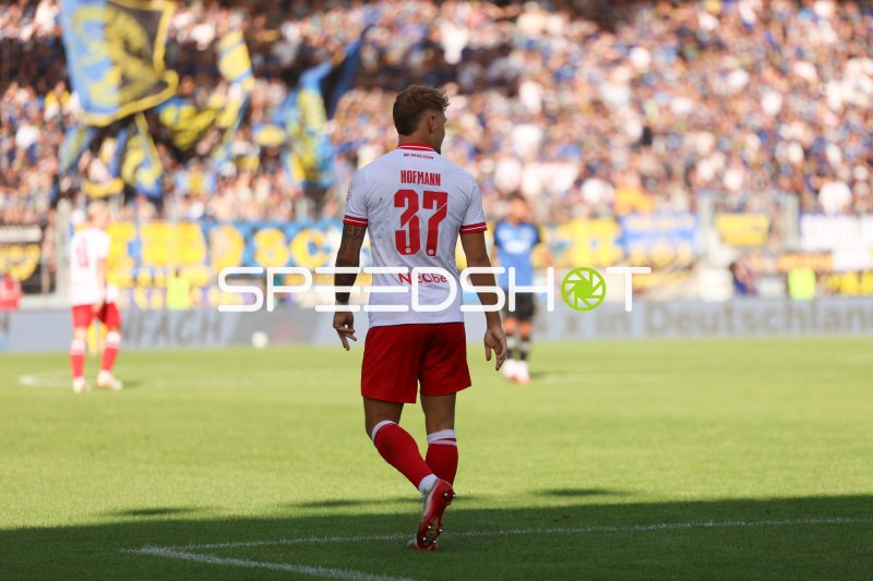 Jannik Hofmann (#37; Rot-Weiss Essen) läuft über den Rasen