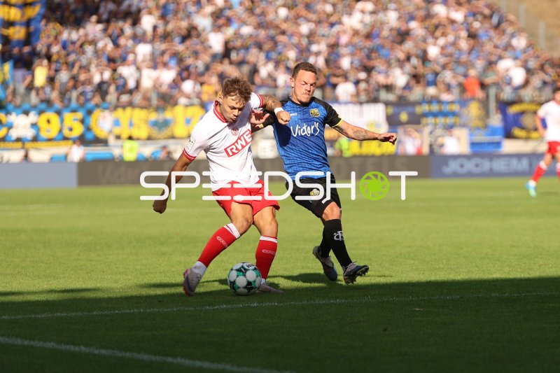 Jannik Hofmann (Rot-Weiss Essen) im Zweikampf mit Patrick Sontheimer (#6; 1.FC Saarbrücken)