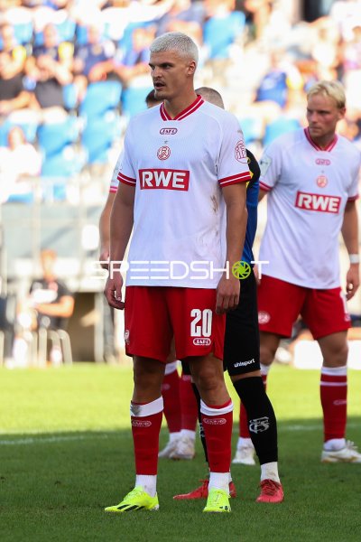 Marek Janssen (#20; Rot-Weiss Essen) und Ben Hüning im Spiel gegen 1. FC Saarbrücken