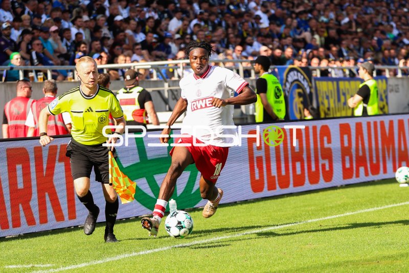 Dickson Abiama (#18; Rot-Weiss Essen) dribbelt an der Seitenlinie