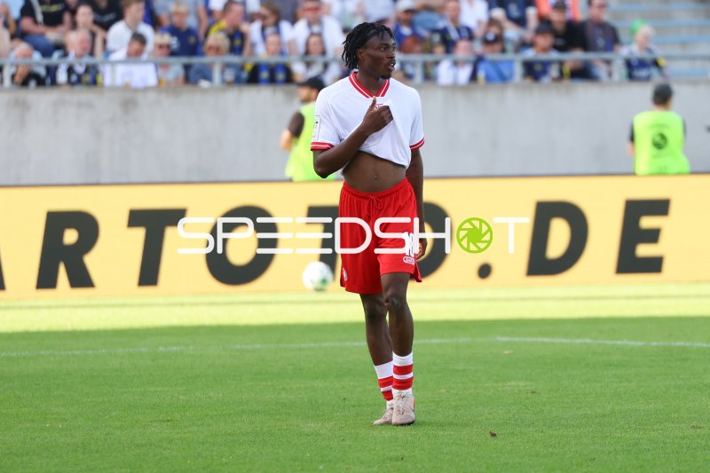 Dickson Abiama (#18; Rot-Weiss Essen) zieht Trikot hoch