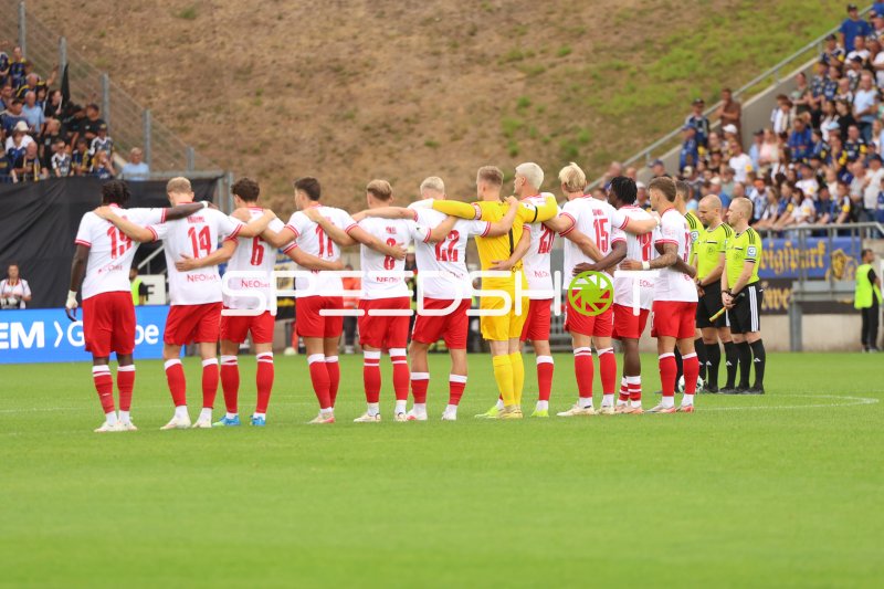 Rot-Weiss Essen Mannschaft beim Aufstellen vor dem Spiel im Ludwigsparkstadion