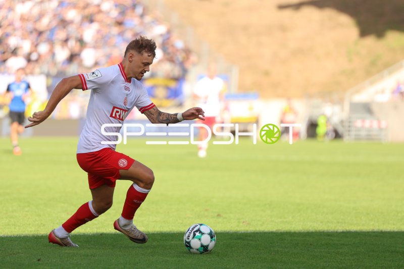 Jannik Hofmann (Rot-Weiss Essen) am Ball im Ludwigsparkstadion