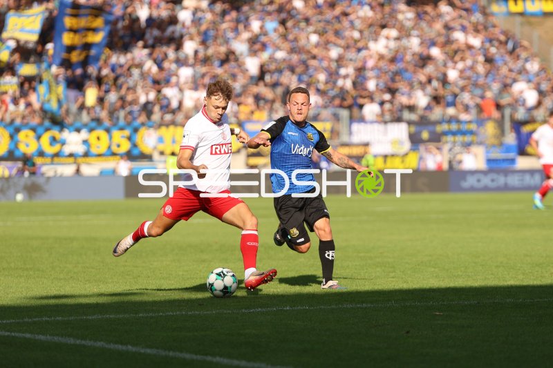 Jannik Hofmann (#37; Rot-Weiss Essen) im Zweikampf mit Patrick Sontheimer (#6; 1.FC Saarbrücken)