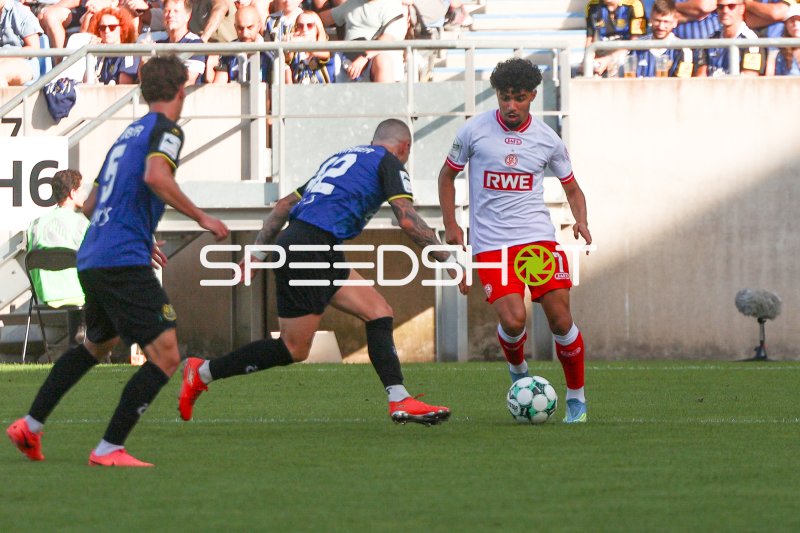 Aiman Dardari (#7; Rot-Weiss Essen) im Zweikampf gegen 1. FC Saarbrücken