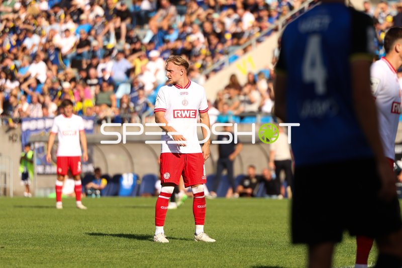 Tony Menzel (Rot-Weiss Essen) im Spielgeschehen beim 1. FC Saarbrücken
