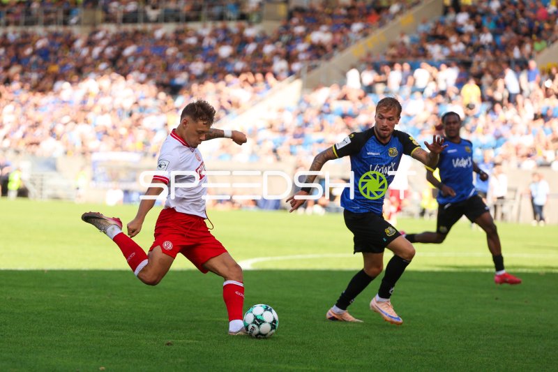 Jannik Hofman Rot-Weiss Essen im Schussmoment – Niko Bretschneider (#28; 1.FC Saarbrücken) im Pressing