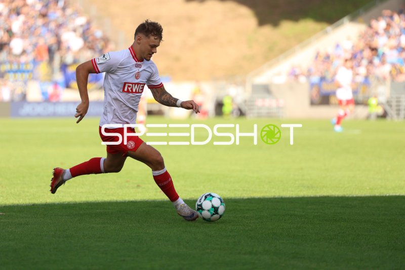 Jannik Hofmann (Rot-Weiss Essen) am Ball im Ludwigsparkstadion