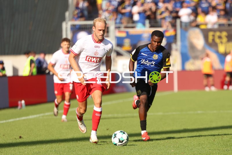Lucas Brumme (#14; Rot-Weiss Essen) im Zweikampf mit A. Nankishi (#17; 1.FC Saarbrücken)