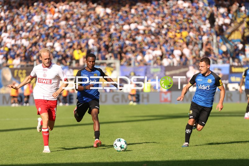 A. Nankishi (#17; 1.FC Saarbrücken) im Zweikampf mit Lucas Brumme (#14; Rot-Weiss Essen)