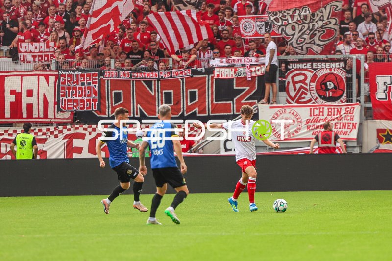 Florian Pick (#20; 1.FC Saarbrücken) im Zweikampf gegen Rot-Weiss Essen