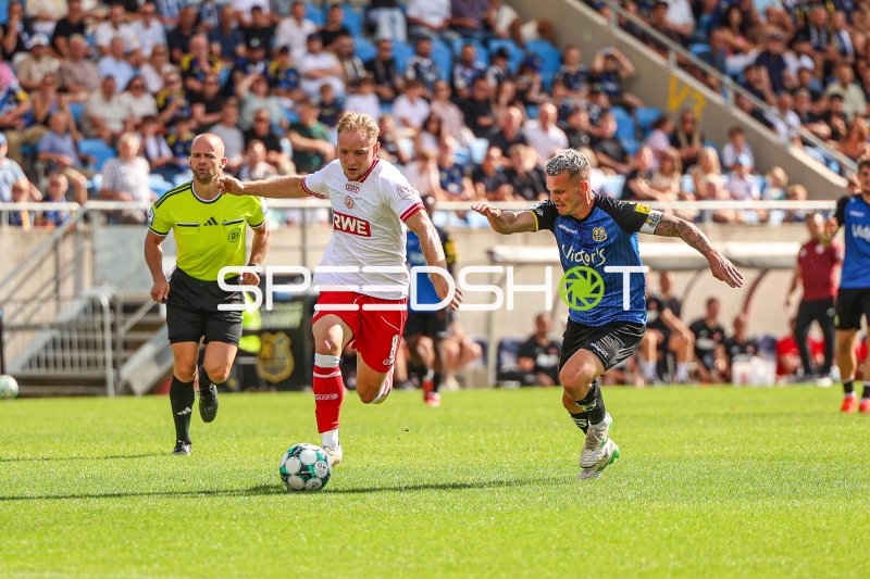Tony Menzel (#8; Rot-Weiss Essen) im Zweikampf gegen 1. FC Saarbrücken