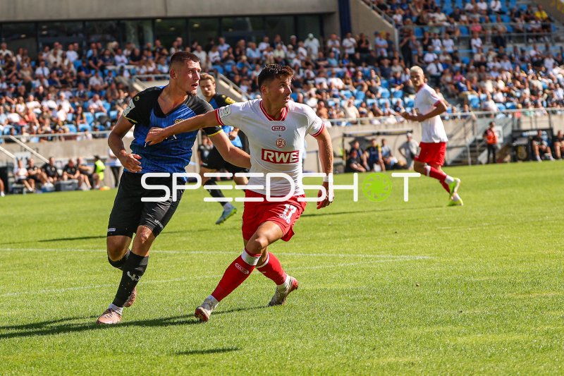 Semir Telalović (#17; Rot-Weiss Essen) im Zweikampf gegen 1. FC Saarbrücken