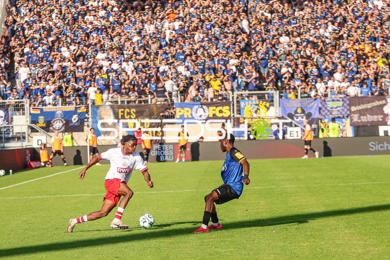 Zweikampf zwischen Rot-Weiss Essen und 1. FC Saarbrücken im Ludwigsparkstadion