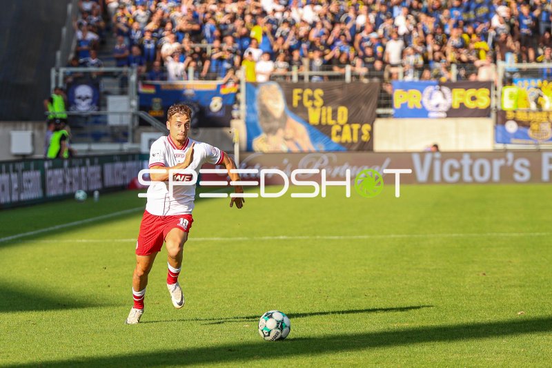 Marvin Obuz (#10; Rot-Weiss Essen) läuft auf den Ball zu