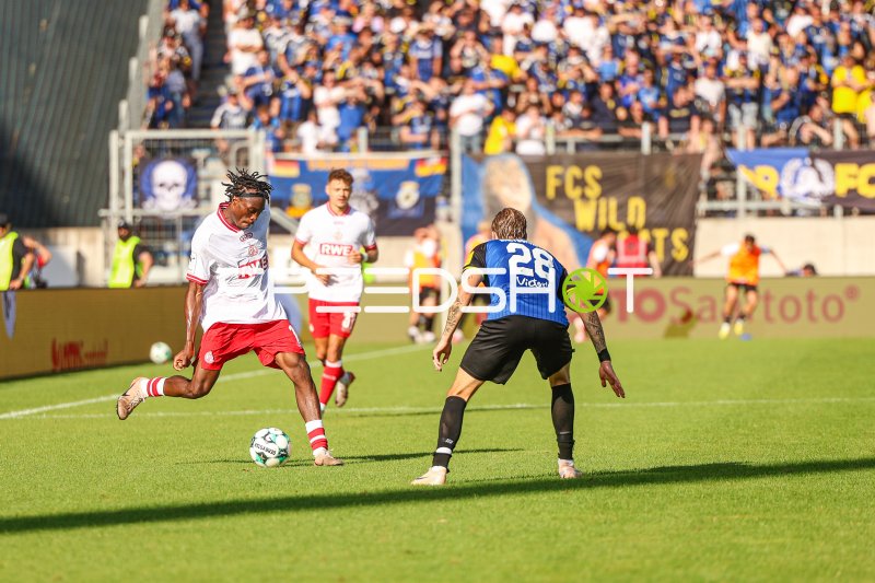 Niko Bretschneider (#28; 1.FC Saarbrücken) im Zweikampf gegen Rot-Weiss Essen