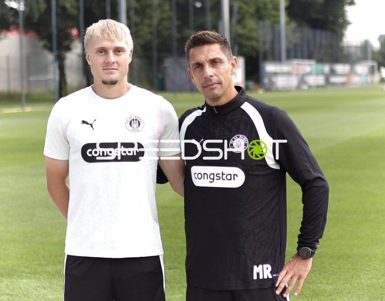 Rony Jansson (#2; FC St. Pauli) mit Marcel Rapp (#MR; FC St. Pauli)am Trainingsgelände