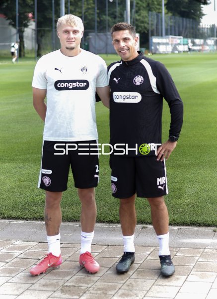Rony Jansson (#2; FC St. Pauli) und Trainer Marcel Rapp beim Vorstellungsfoto