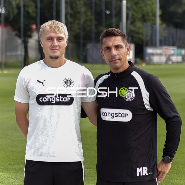 Rony Jansson (#2; FC St. Pauli) und Trainer Marcel Rapp beim Fototermin
